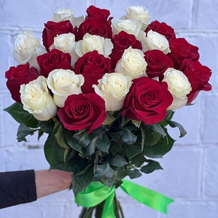 Букет «Баланс» из красных и белых роз - купить с доставкой в по Андреевскому