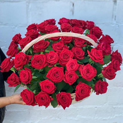 Корзинка "Моей королеве" из красных роз с доставкой в по Андреевскому